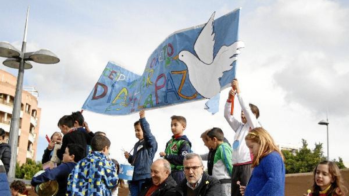 Los pequeños portaron pancartas con lemas pacifistas en el Anfiteatro de la Rambla de Almería.