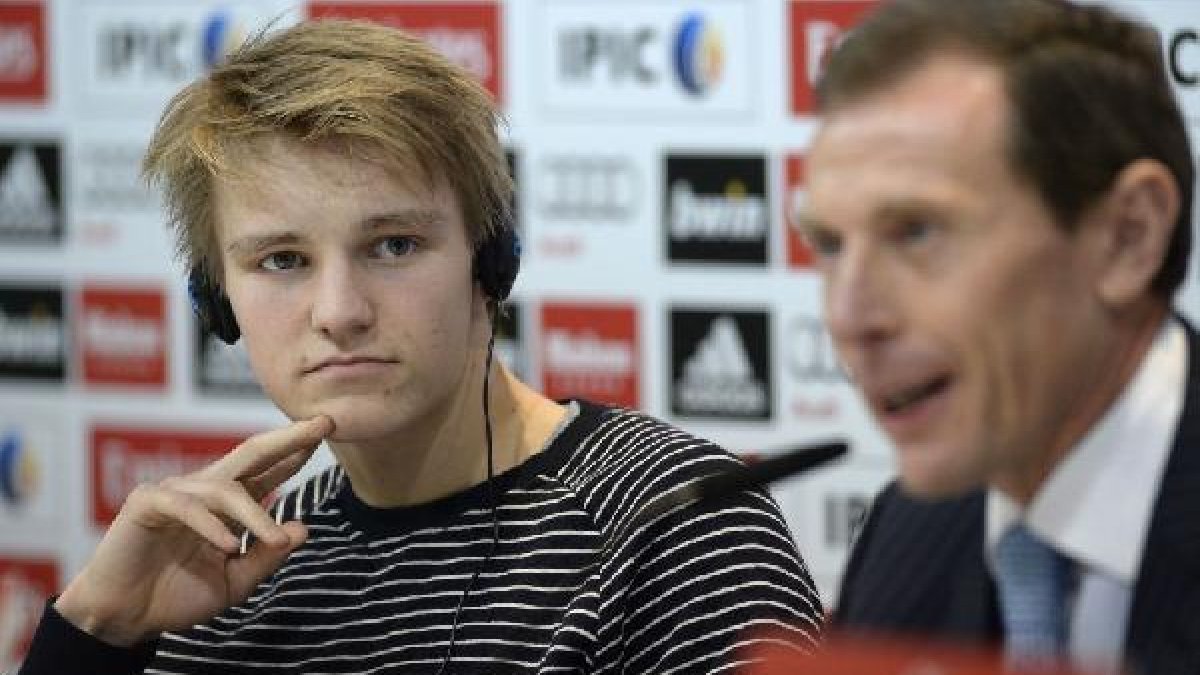 Odegaard, junto a Butragueño, el día de su presentación.