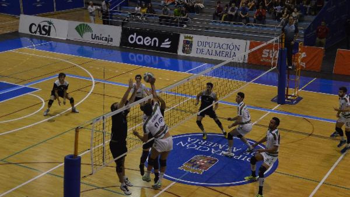 Una jugada del partido en Almería.