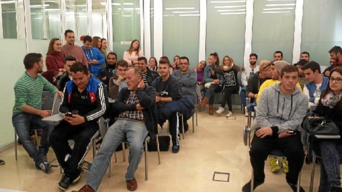 Representantes de los grupos del Carnaval asistiendo al sorteo de las semifinales.