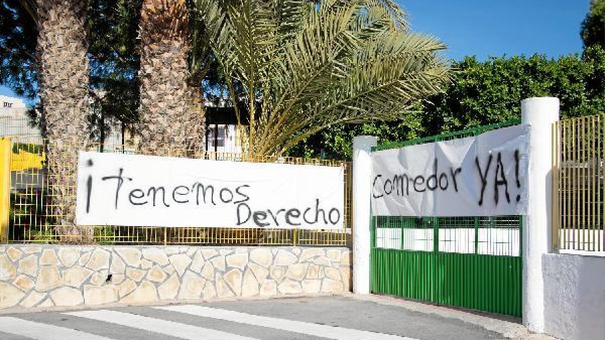 Pancartas colocadas ayer por los padres. FotoAmores