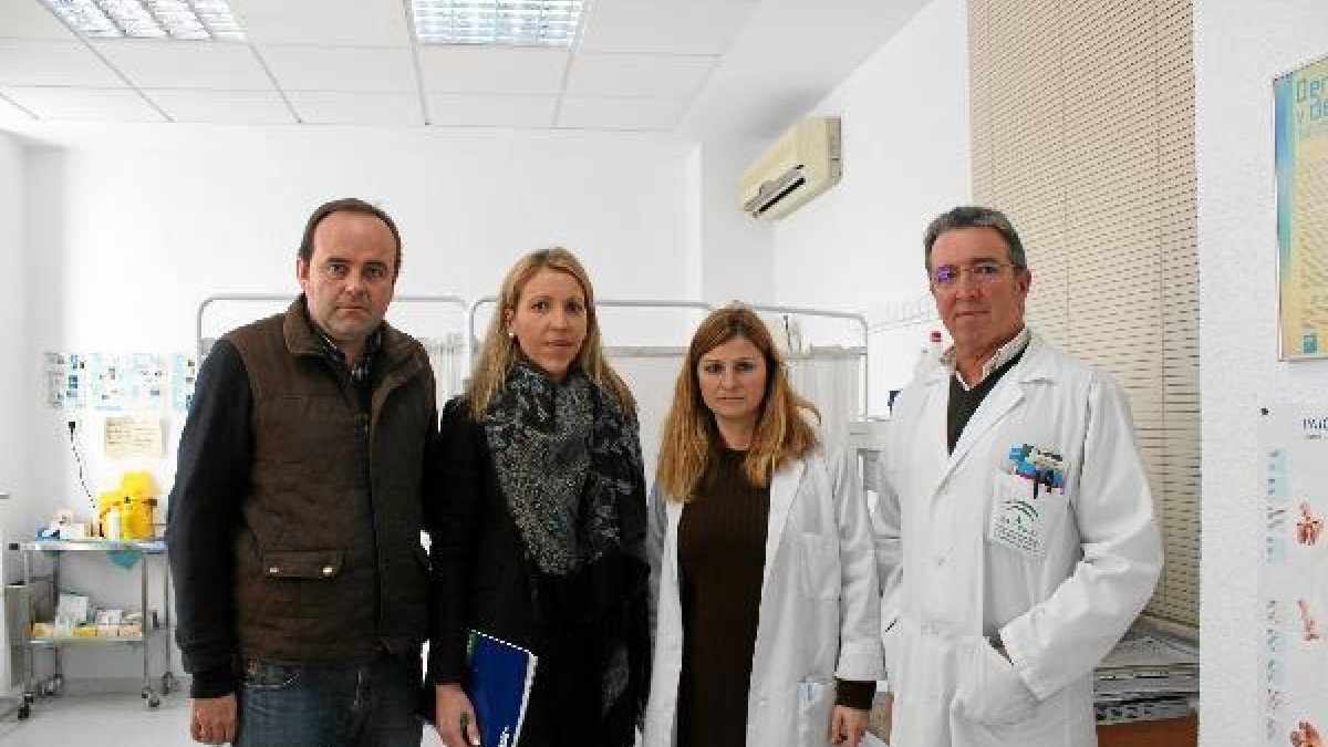 La concejala con profesionales del centro de Almerimar