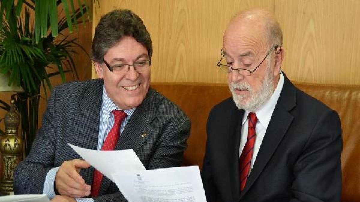 El alcalde de Albox informa al rector del acuerdo para el nombramiento.