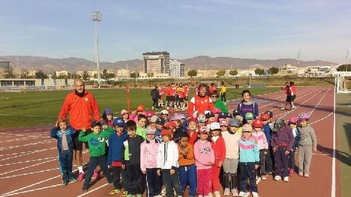 Alumnos/as del Freinet y Rosa Relaño, con los jugadores.