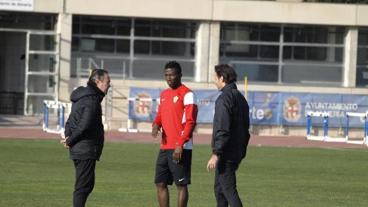 Jonathan Zongo, hablando con JIM en el entreno.