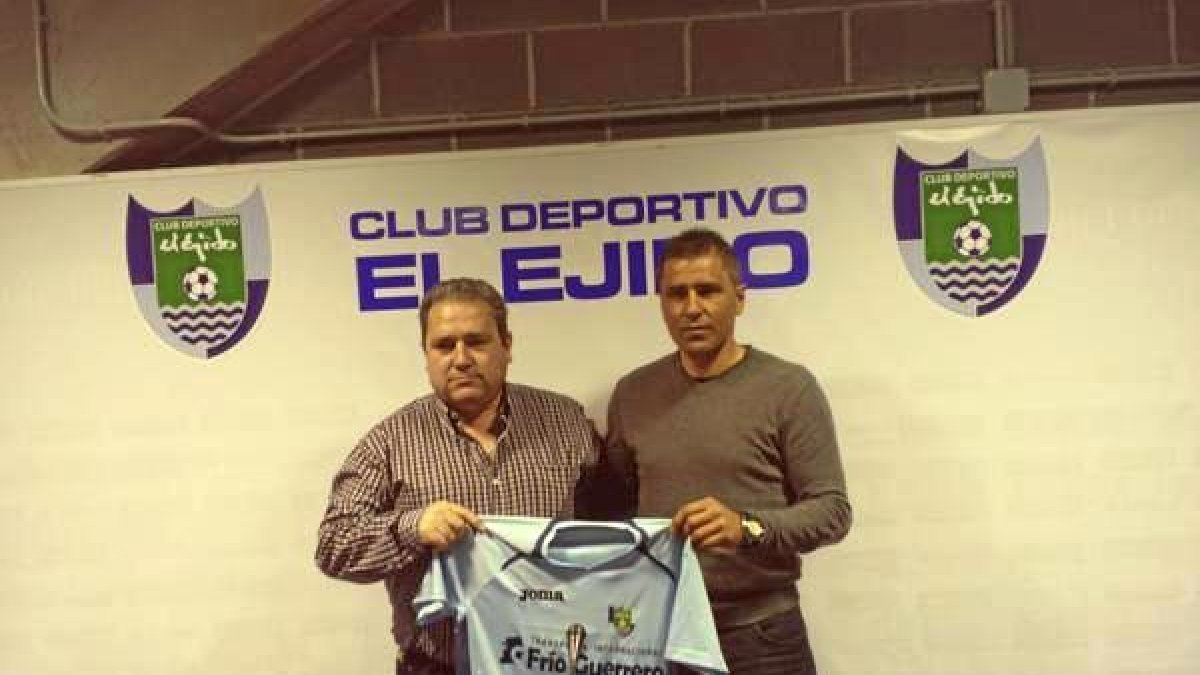 Vicente Puertas entregando la camiseta del Depor a Jose Sevilla.