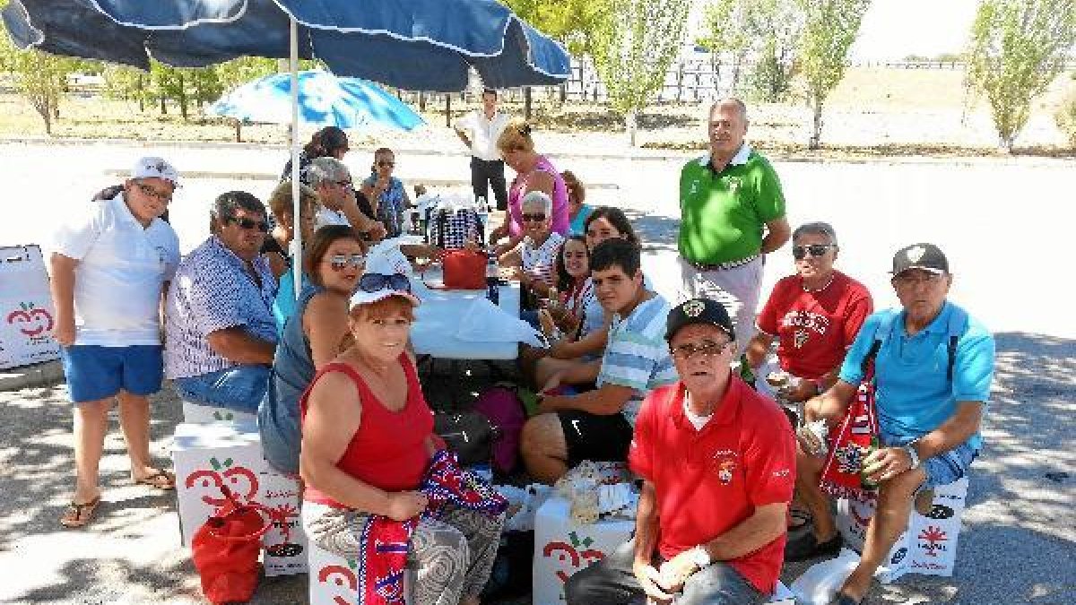 La Peña Milhojas compartirá su mesa con los peñistas del Córdoba.