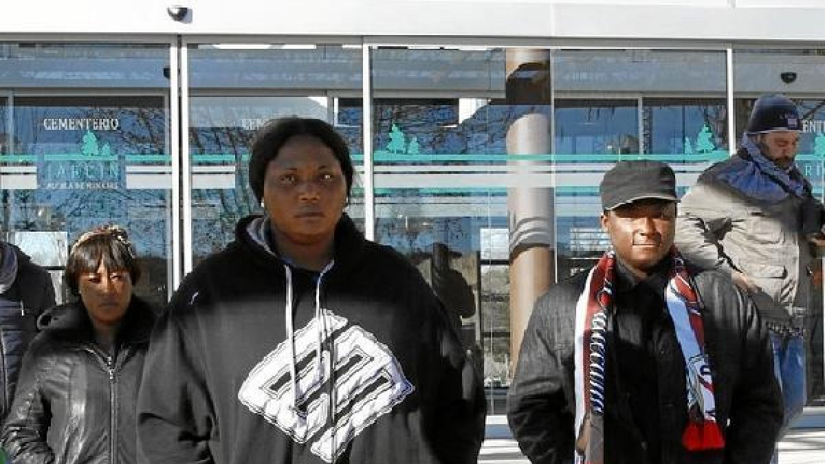 Familiares del que fuera meta vallecano en el Tanatorio.