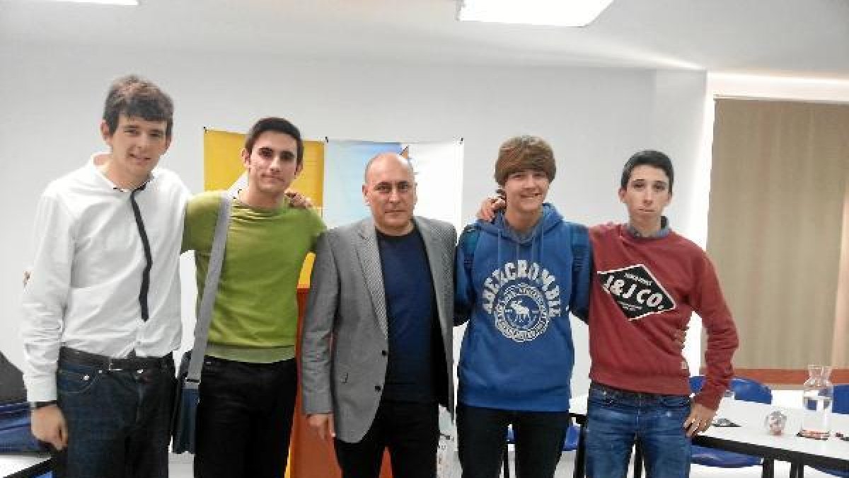 Los alumnos del SEK con su profesor Javier Guzmán.