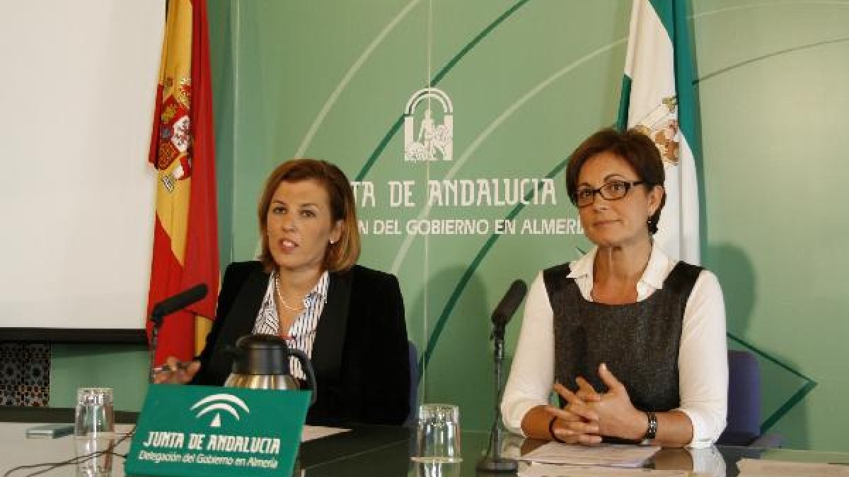 La delegada del Gobierno, Sonia Ferrer, y la delegada de Economía, Adriana Valverde.