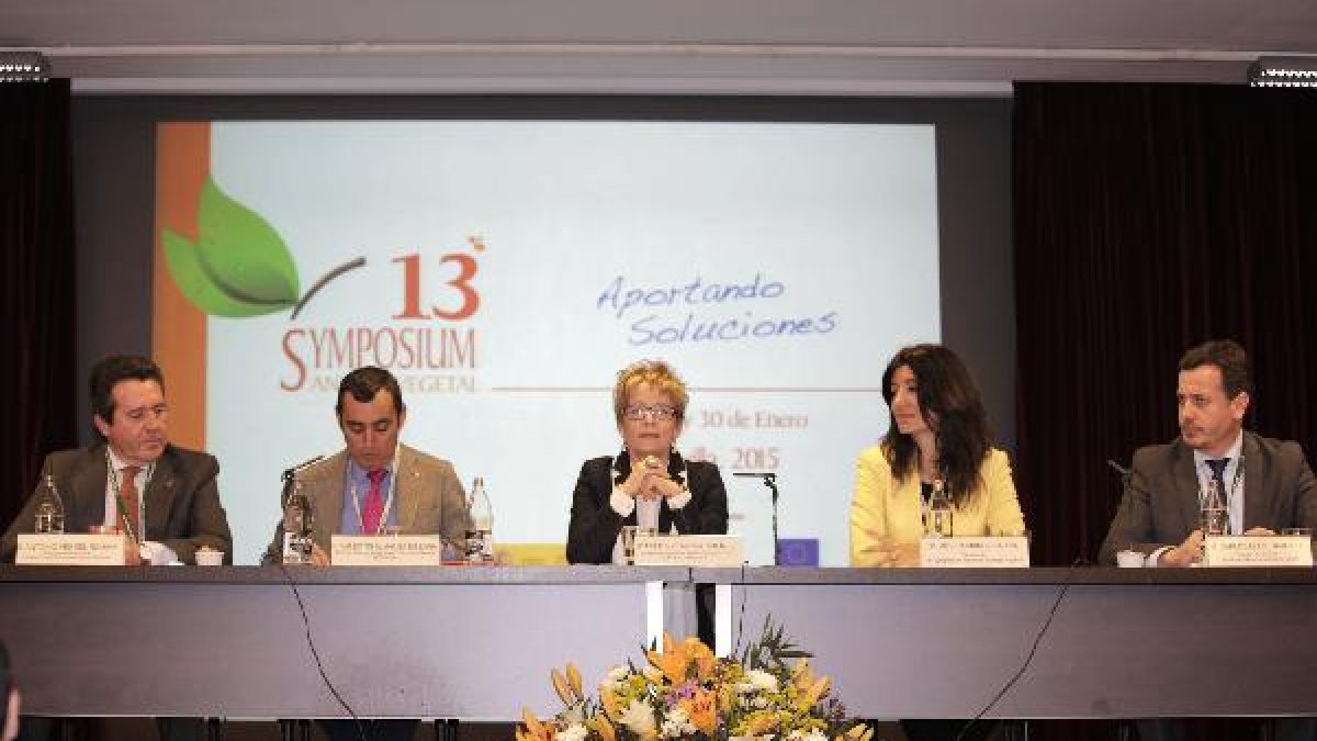 Elena Víboras durante su intervención en la inauguración del Symposium de Sanidad Vegetal.
