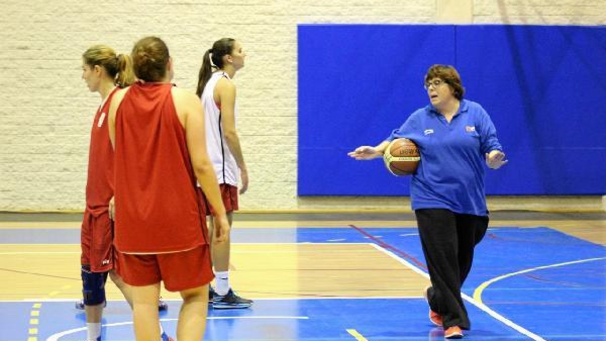 La segunda entrenadora del C. B. Almería mira el lado positivo de la temporada.
