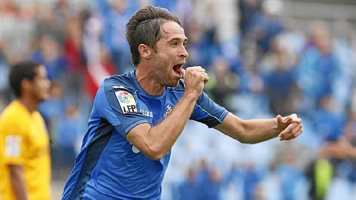 Michel celebrando uno de sus últimos goles con el equipo azul.