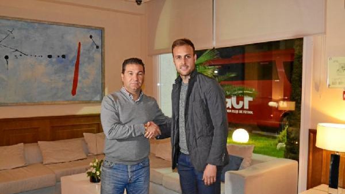 Cordero, director deportivo del Granada, recibiendo a Juan Cala.