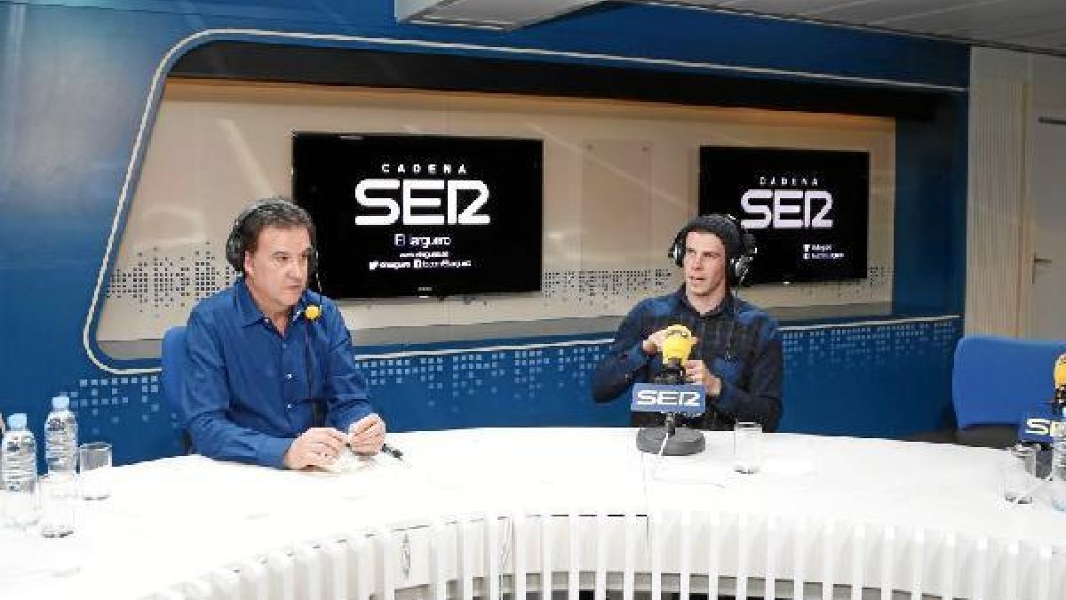 Bale con José Ramón de la Morena en los estudios de la Cadena SER.