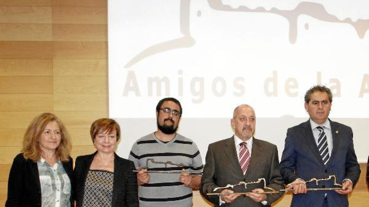 Foto de familia de los premiados, junto a miembros de la asociación.