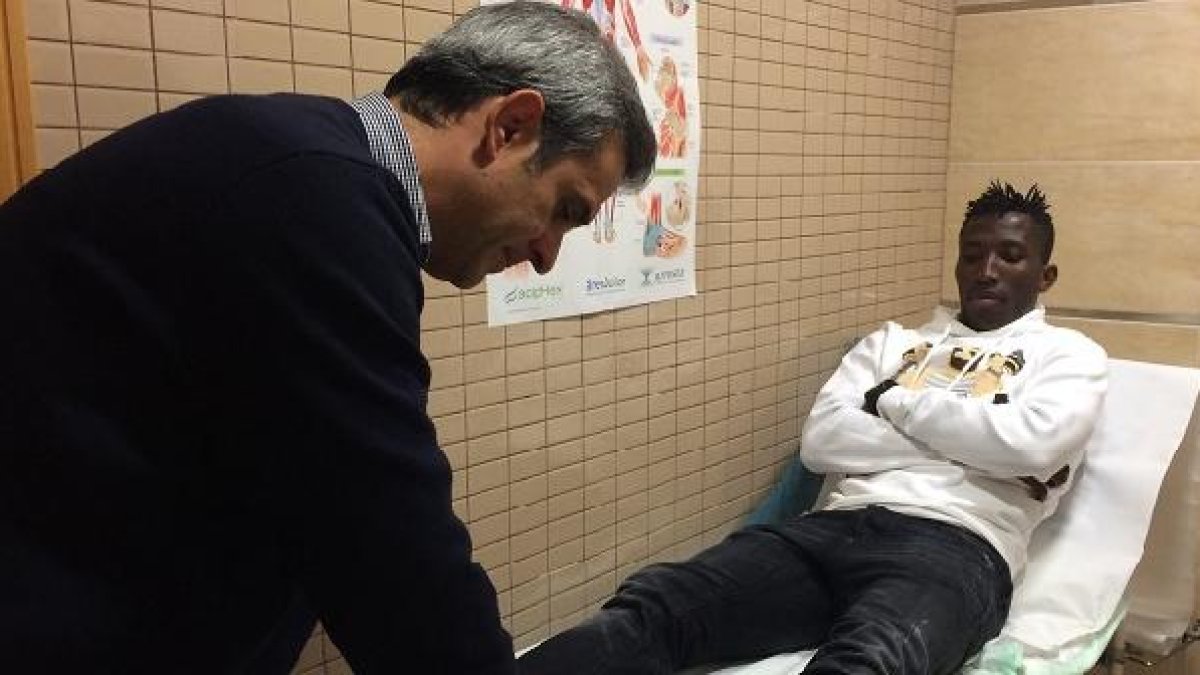 El doctor Antonio Ríos ha explorado este martes a Jonathan.