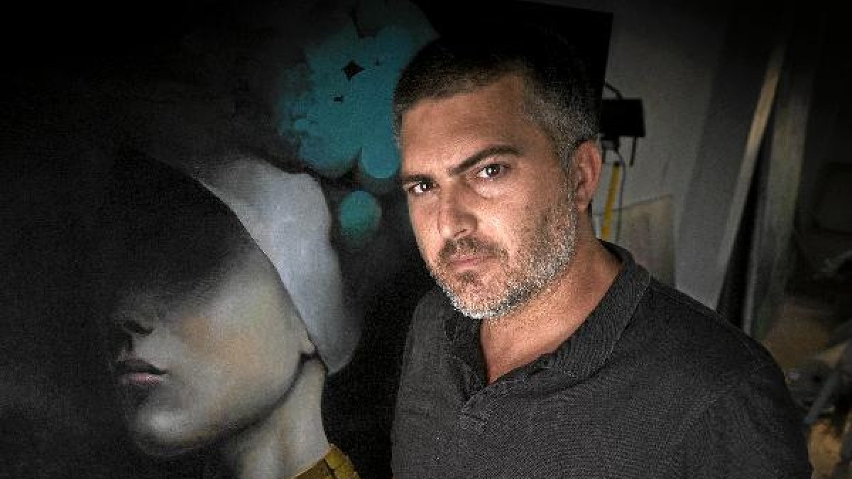 Manu Muñoz frente a una de sus obras.