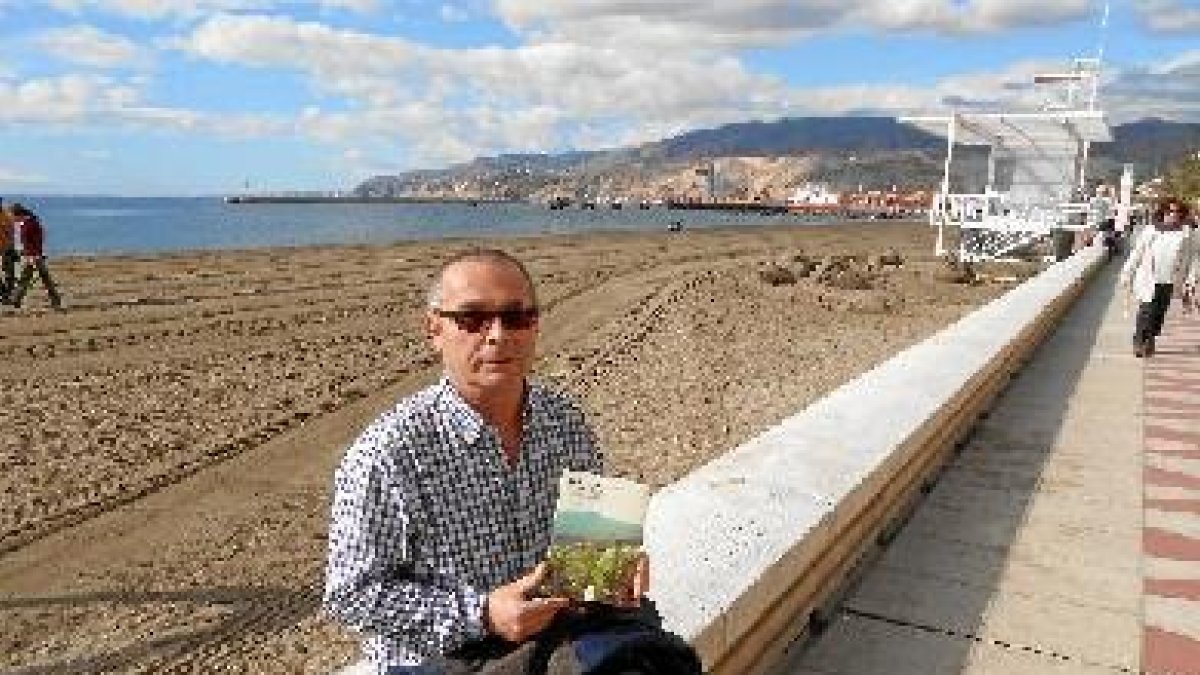 Juan Mesa muestra su obra en el Paseo Marítimo, con la Alpujarra al fondo.