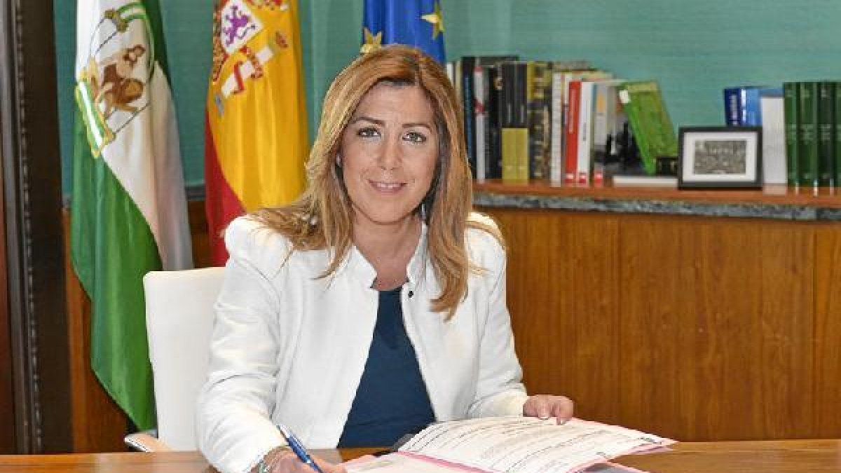 Díaz, firmando el decreto.