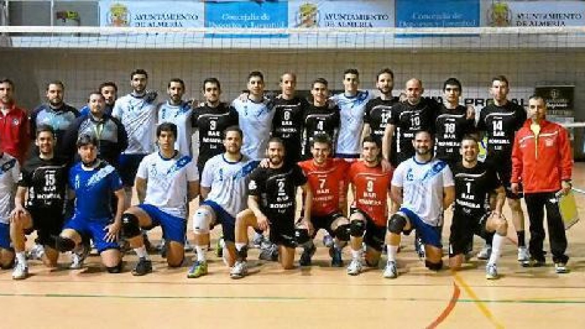 Los equipos posaron en la pista del palacio Mediterráneo.
