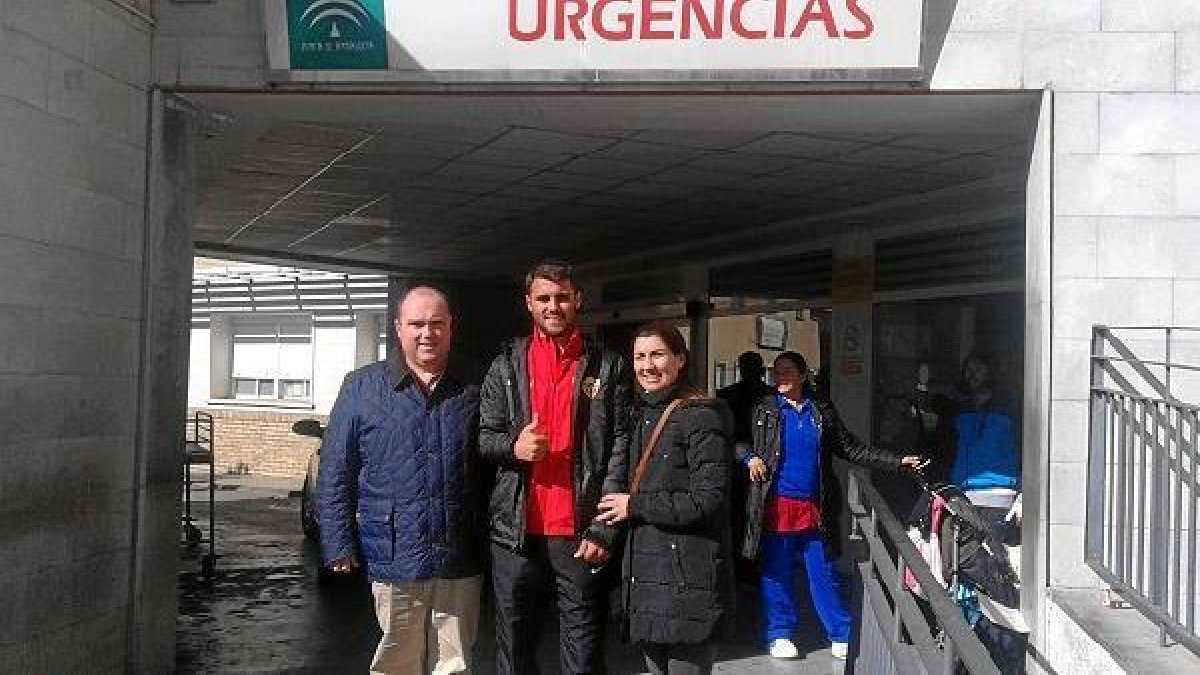 El jugador rojiblanco a la salida del Hospital con sus padres.