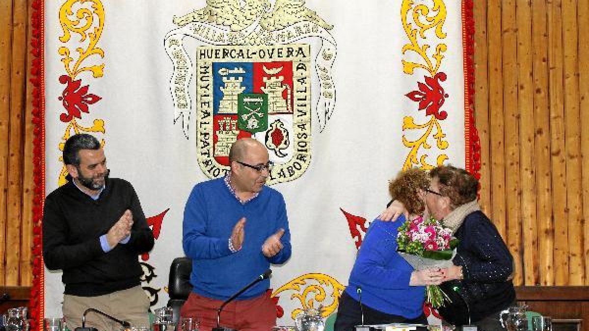 El alcalde ve el abrazo de presidenta y autora del libro