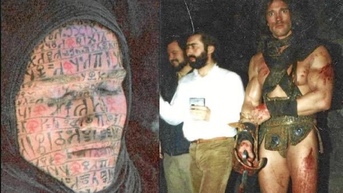 Los Indalos rojos en la cara del personaje de Schwarzenegger, con él en el centro.