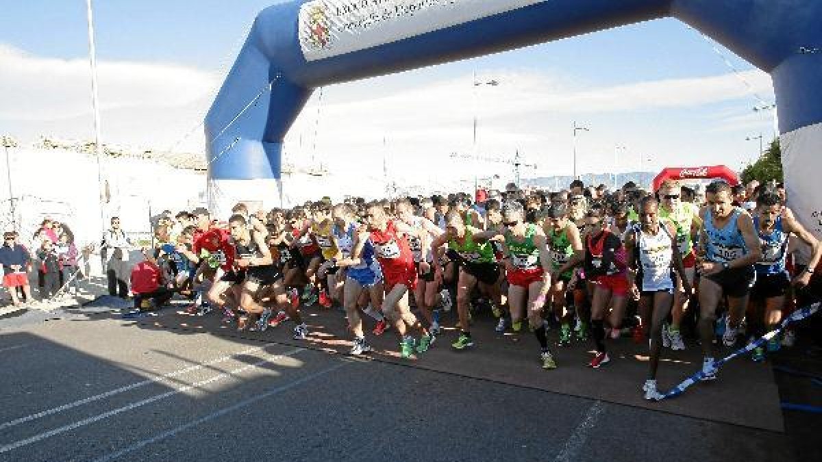 Corredores inician la media maratón de Almería desde el punto de salilda junto al Palacio de los Jue