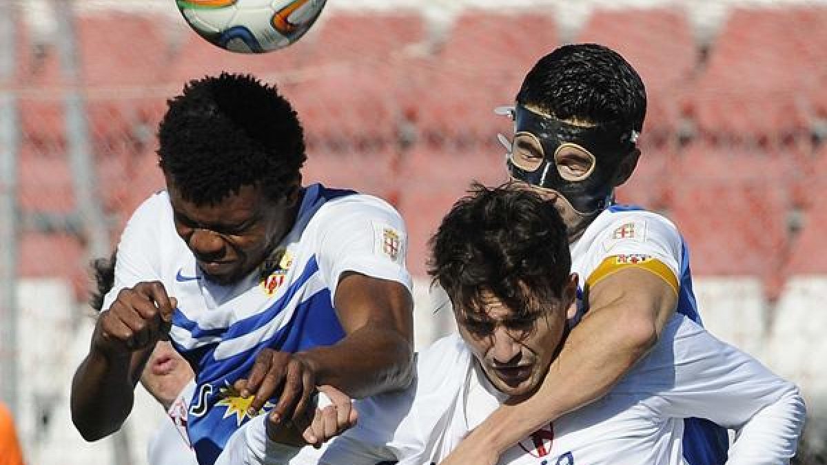Charlie y Michel, en una acción del partido.