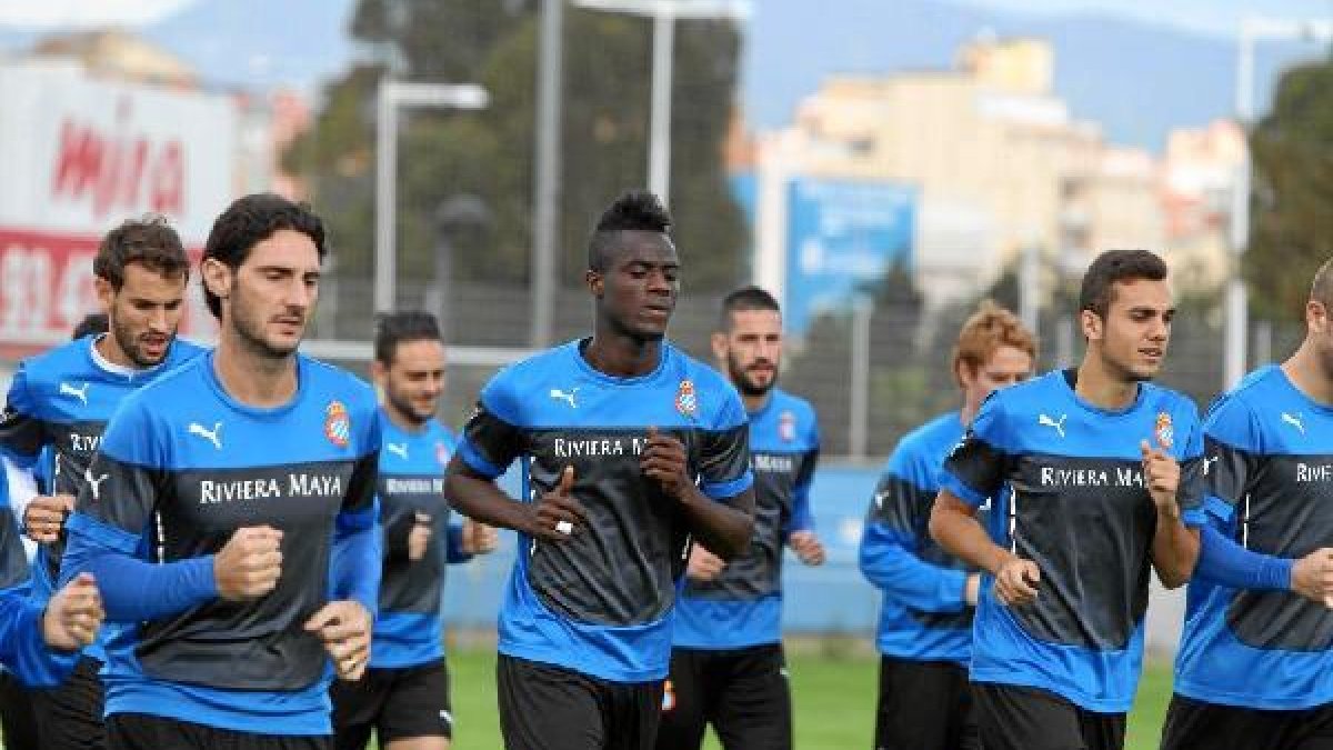 La nueva perla de la cantera trabajando con sus compañeros.