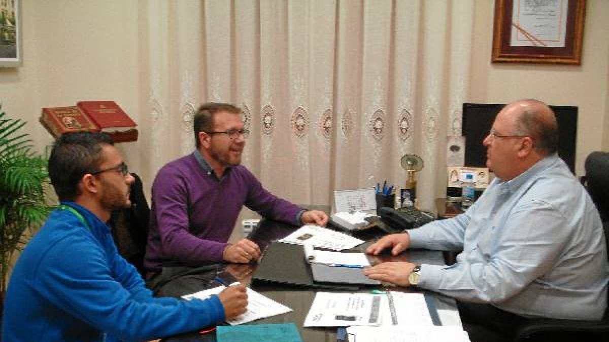 El alcalde de Gádor a la derecha de la imagen