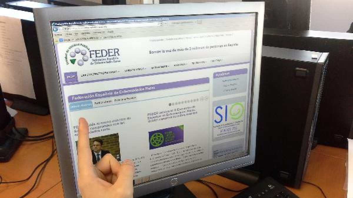 Una persona consulta la página web de la Federación de Enfermedades Raras.