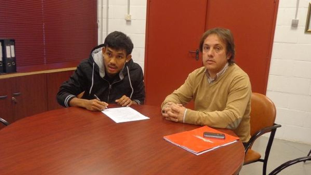 Teerasil Dangda y Andrés Fernández en el club.