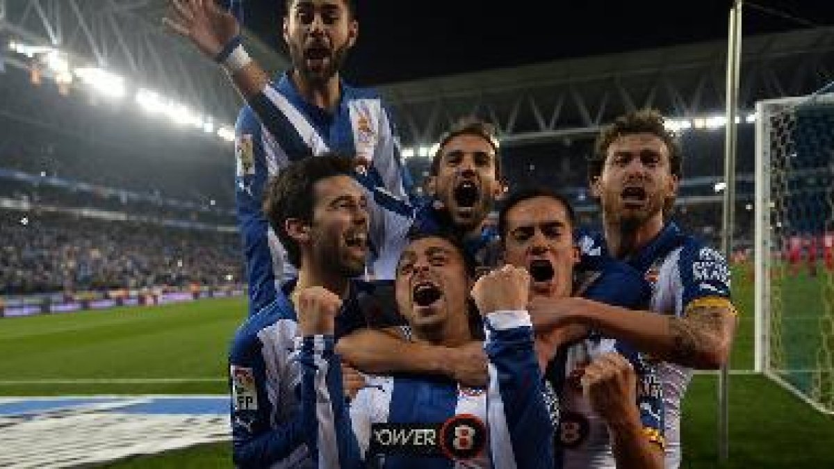 Rubén Duarte, en la parte superior, celebrando el 2-0.