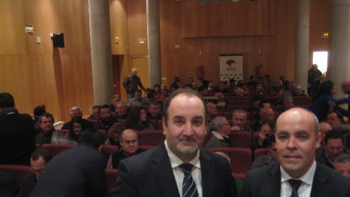 José Manuel Ortiz, junto a Juan Cayuela, jefe comercial de Unicaja Banco de la dirección territorial