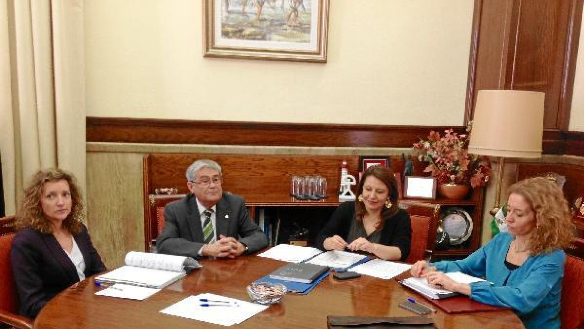 Crespo preside la reunión en la Subdelegación del Gobierno en Almería