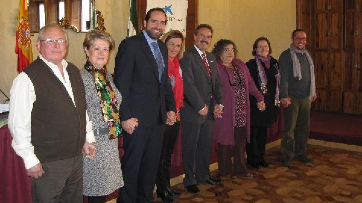Autoridades con miembros de entidades bancarias y de los colectivos subvencionados.