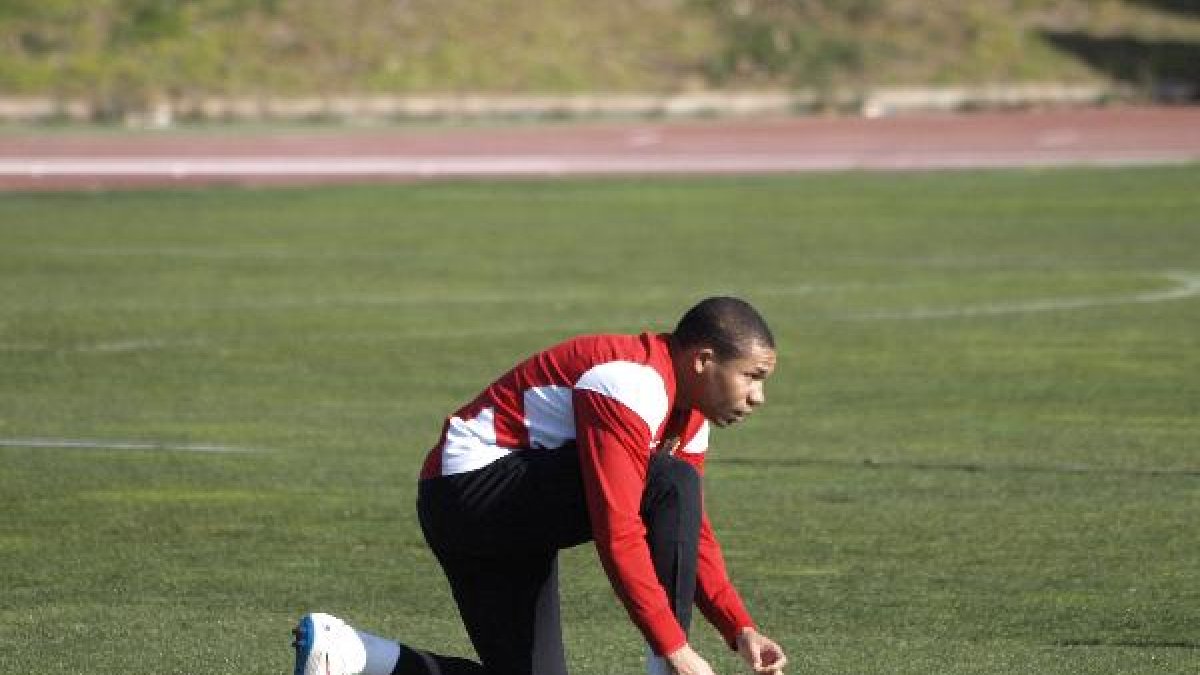 Wellington se ata la bota en el entrenamiento.
