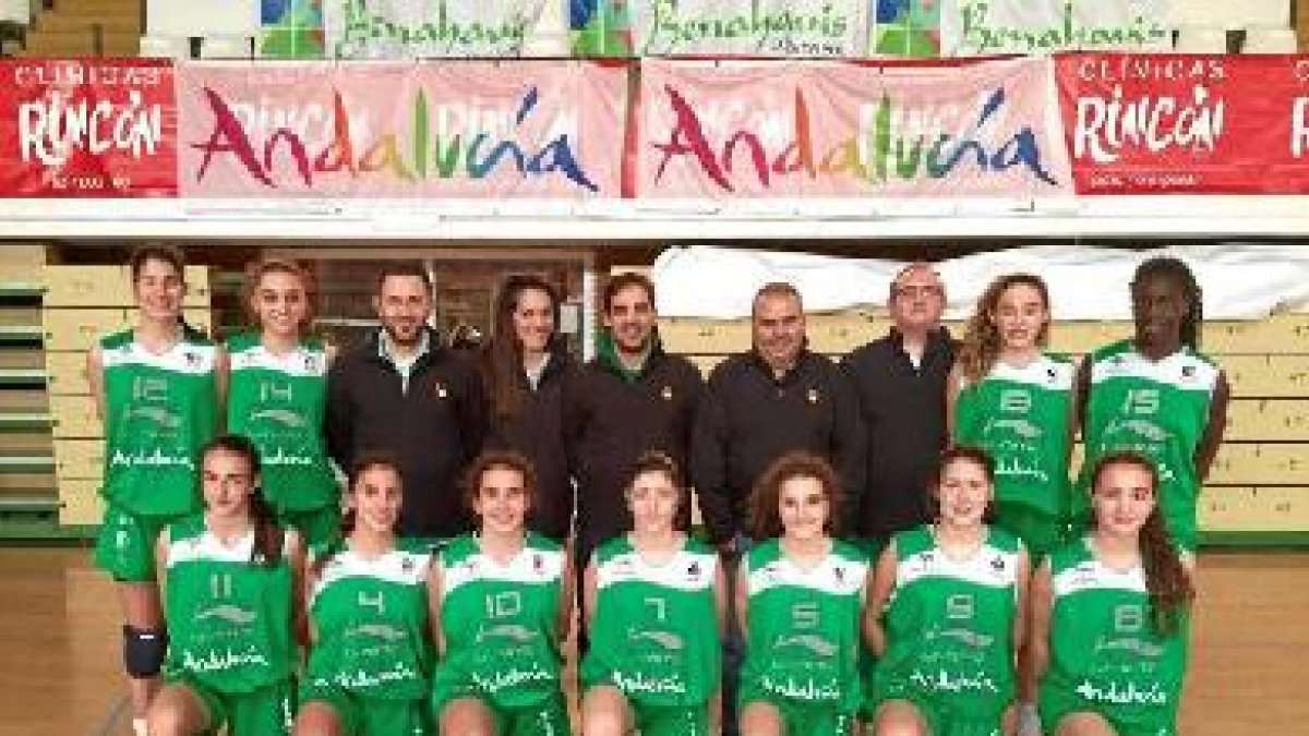 La selección andaluza con la jugadora roquetera.
