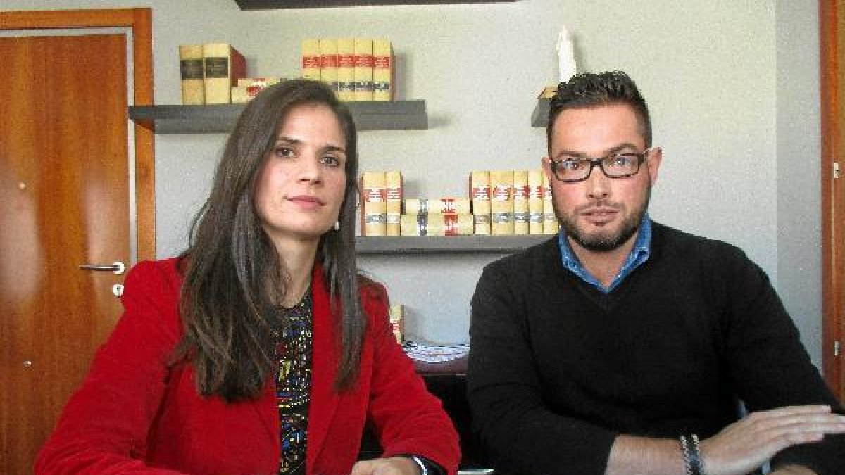 Los denunciantes David Castillo y la letrada Rosa María Fernández.