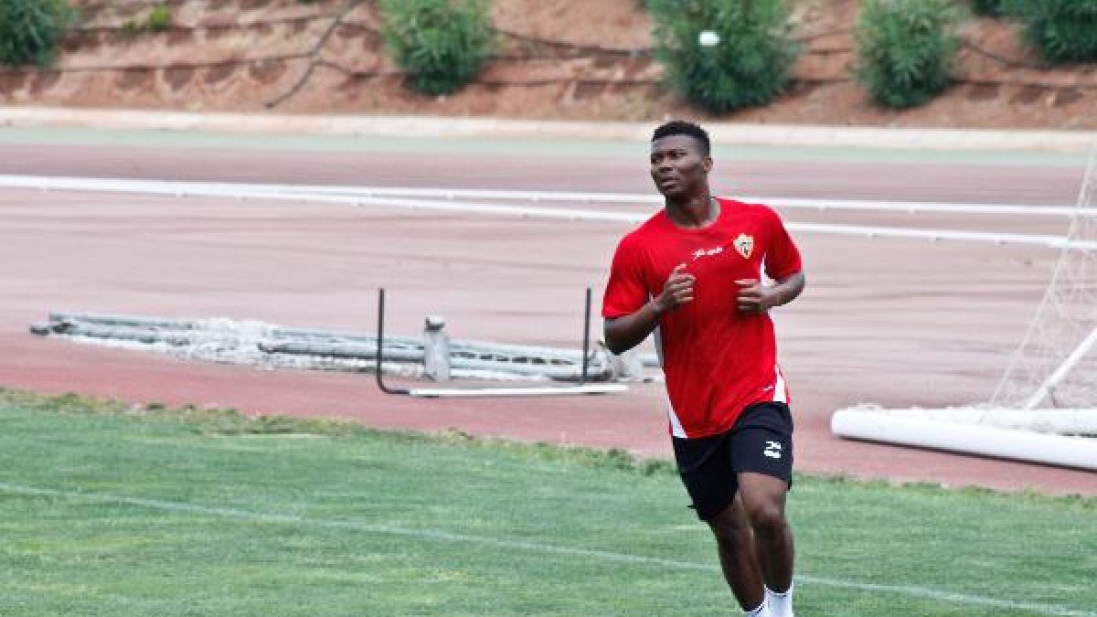 Kalu Uche, entrenando en el Anexo.