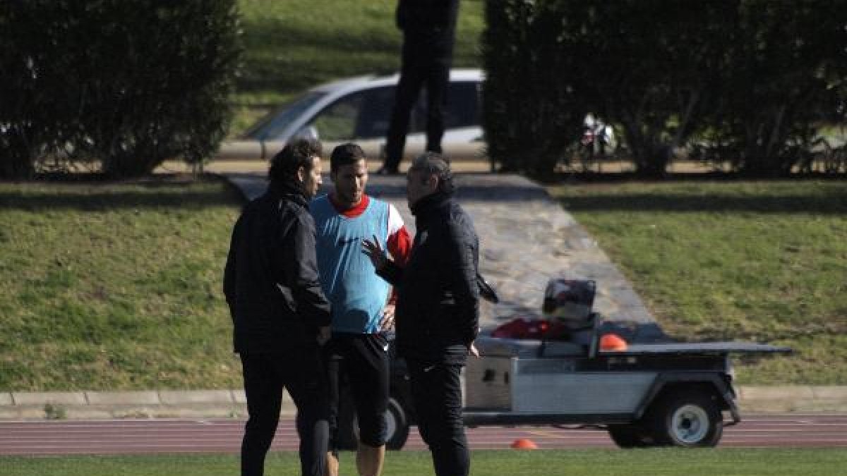 Hemed, hablando con JIM antes de ir a la sala médica.