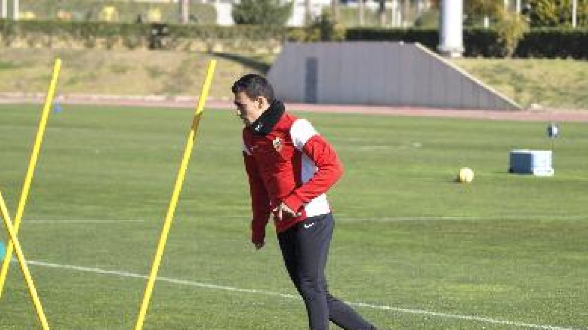 Dani Romera en el primer entreno sin Teerasil Dangda.