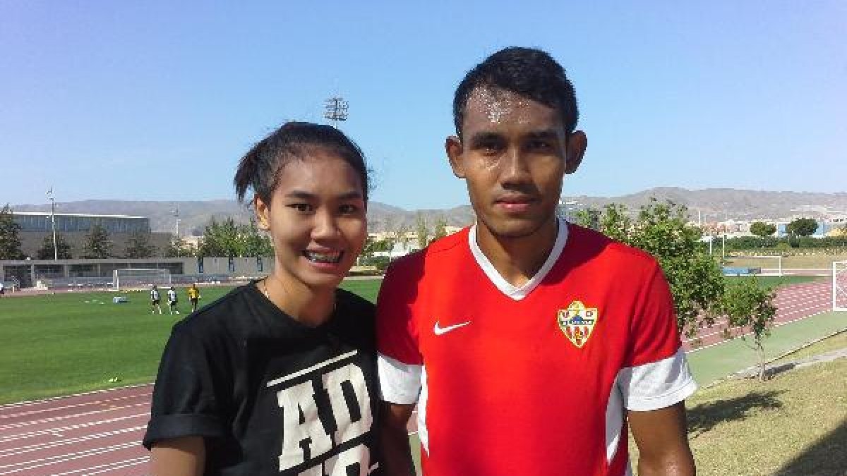 Teerasil Dangda, con su hermana en el Anexo.