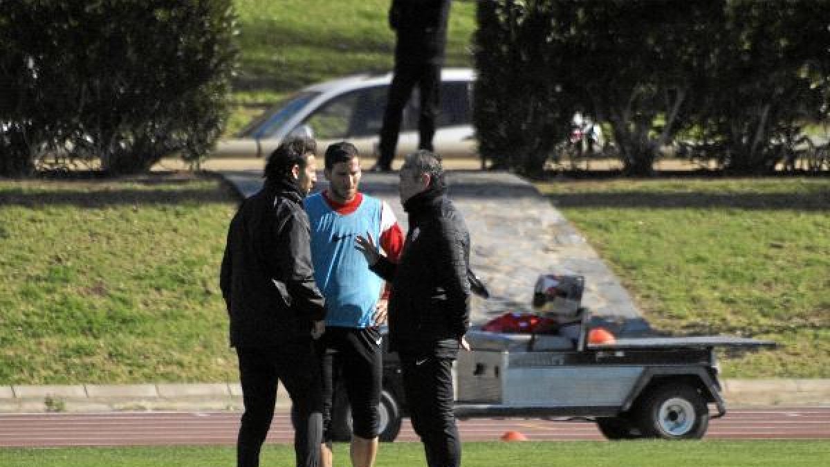 Hemed, hablando con JIM antes de ir a la sala médica.