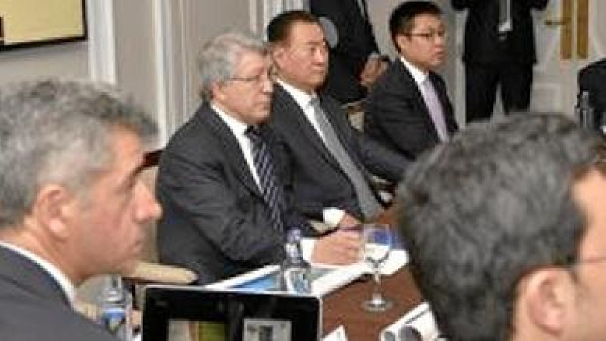 La firma de la venta se vio muy concurrida de periodistas.