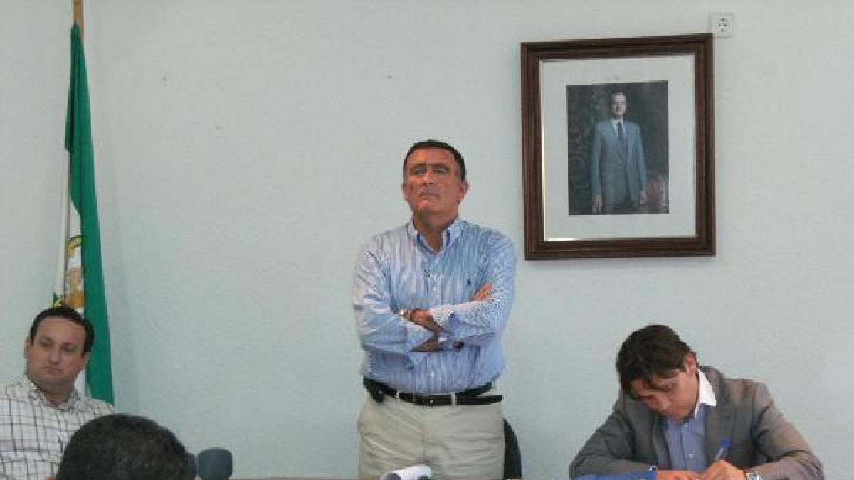 El actual alcalde, José Fernández (centro) y el anterior secretario (derecha)