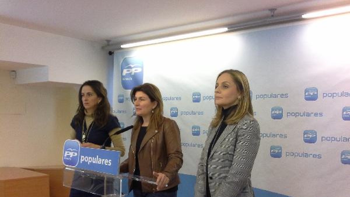 Aránzazu Martín, Rosalía Espinosa y Maribel Sánchez, en rueda de prensa.