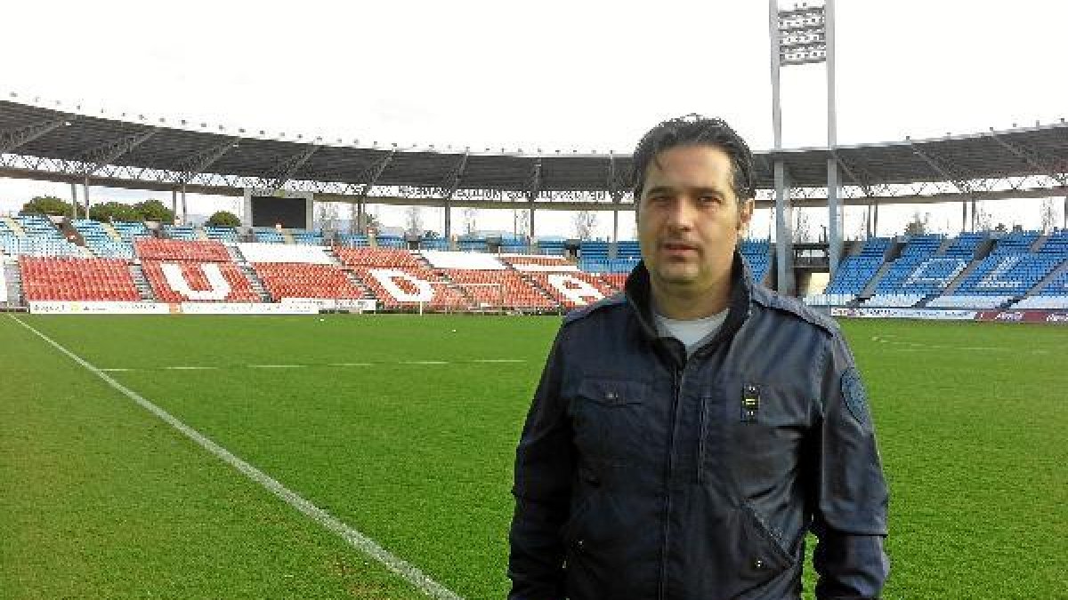 Óscar Díez, en la hierba del Estadio de los Juegos Mediterráneos.